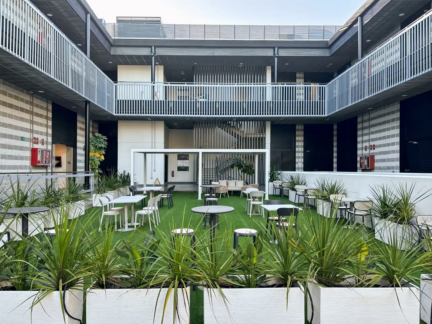 Terraza de Oficina de alquiler en Camas con Aire acondicionado, Calefacción y Amueblado