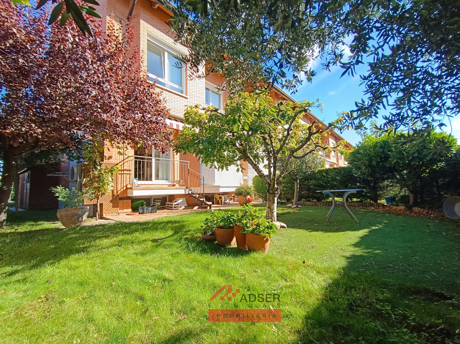 Jardí de Casa adosada en venda en  Logroño amb Aire condicionat, Calefacció i Jardí privat