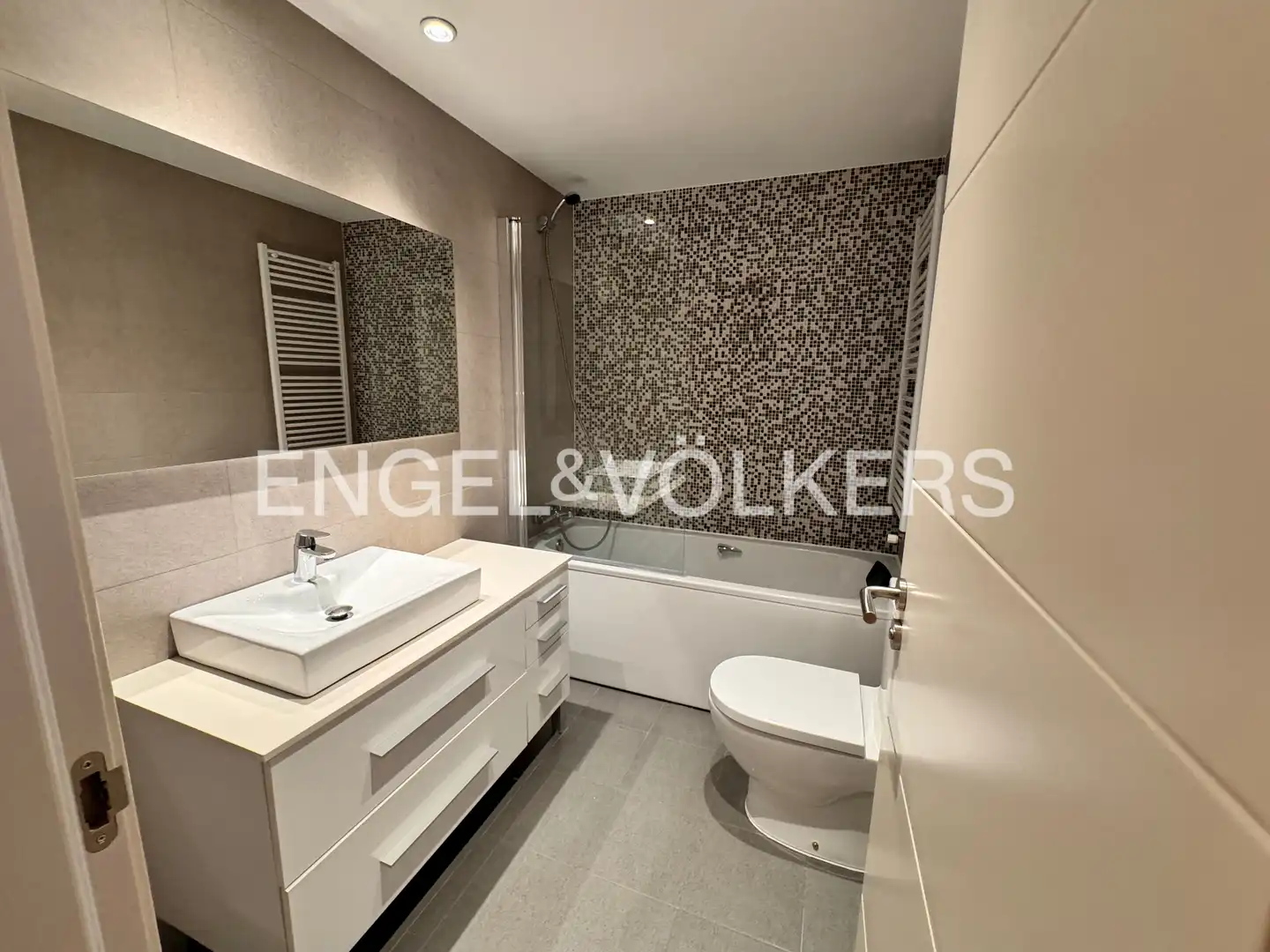 Bathroom of Flat for rent in Majadahonda  with Air Conditioner, Heating and Private garden