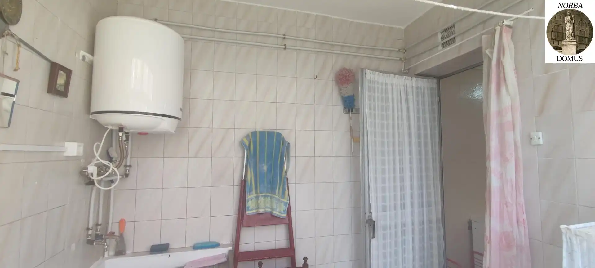 Baño de Planta baja en venta en Cáceres con Jardín privado, Terraza y Amueblado