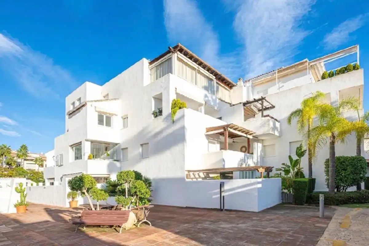 Außenansicht von Wohnung zum Verkauf in Marbella mit Klimaanlage, Heizung und Schwimmbad