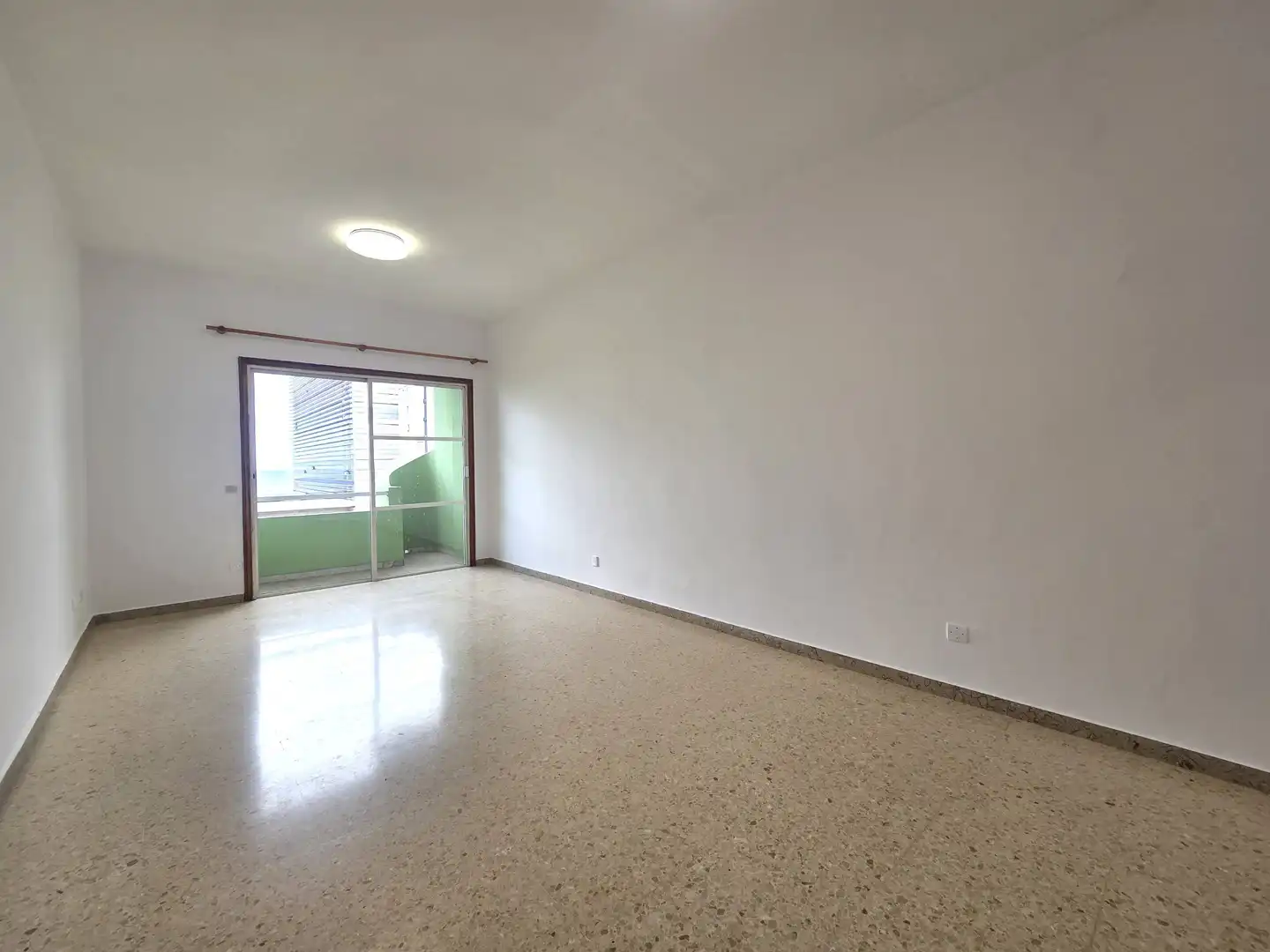 Sala d'estar de Pis en venda en Las Palmas de Gran Canaria amb Terrassa, Traster i Balcó