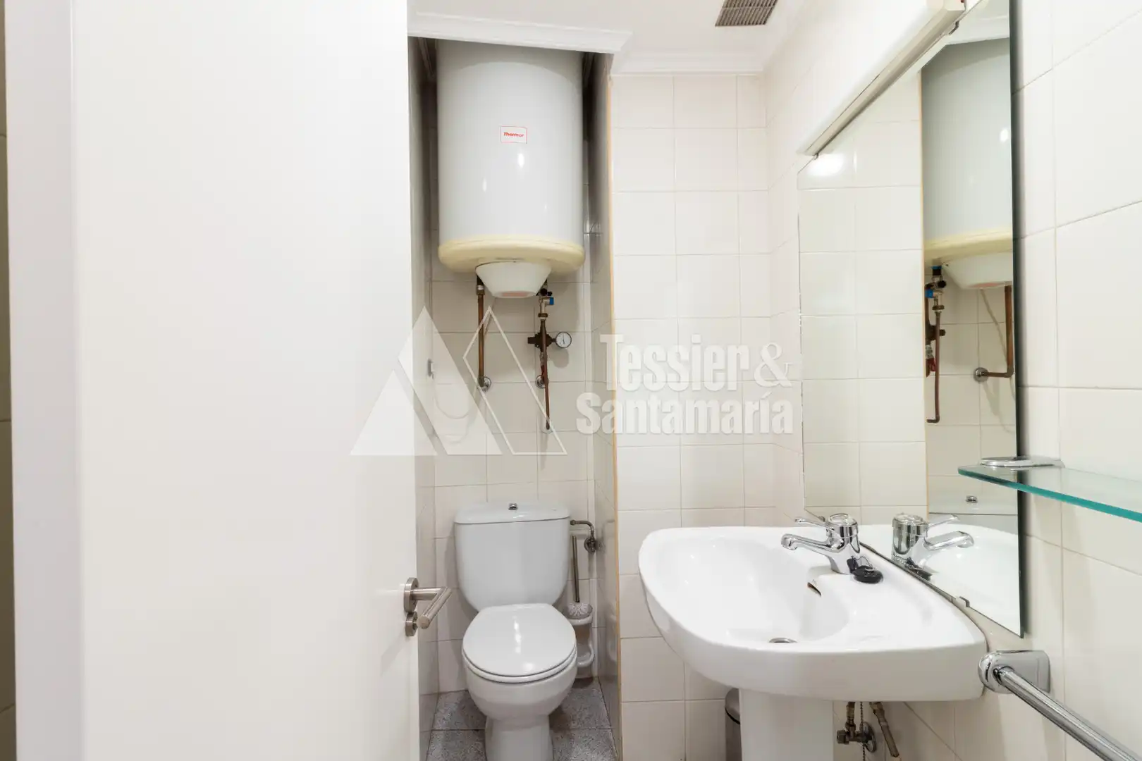 Badezimmer von Büro zur Miete in Gijón  mit Heizung und Möbliert