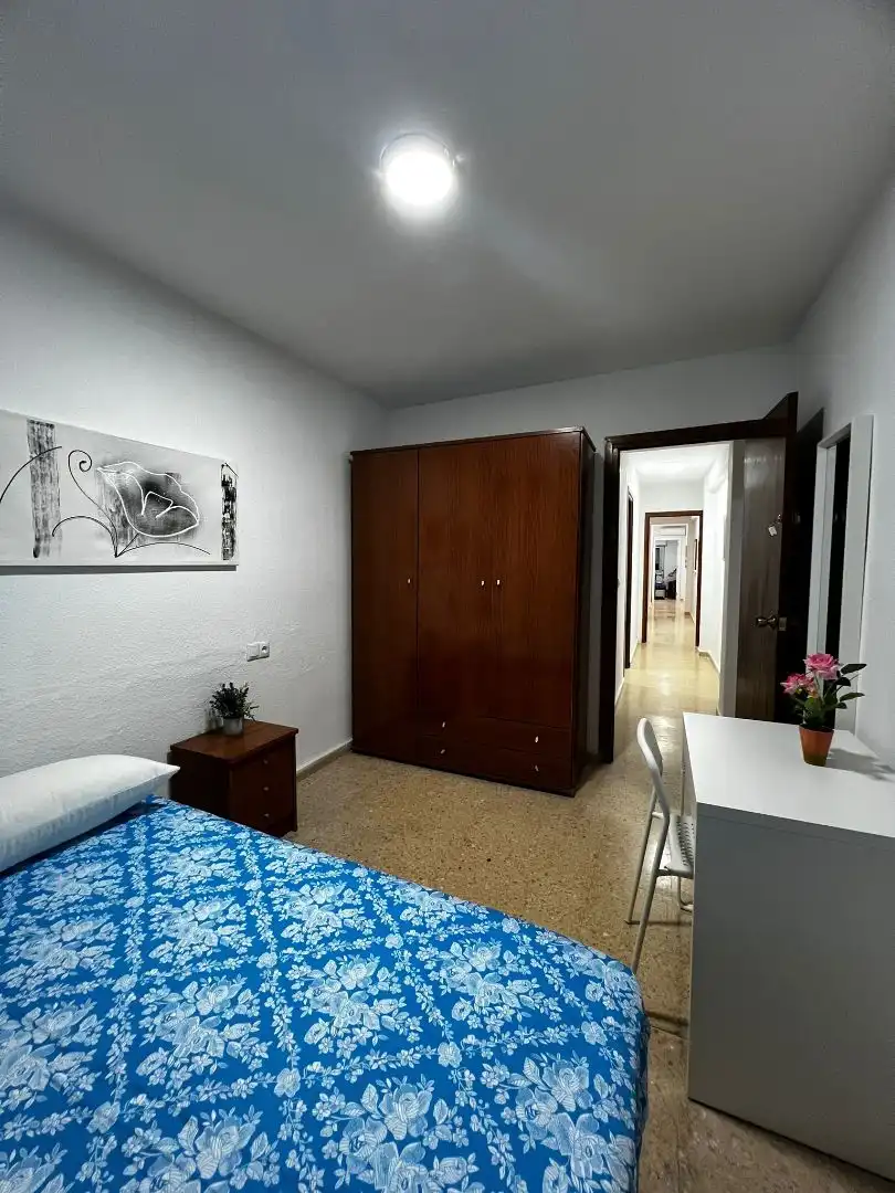 Bedroom of Flat for share in Rascanya