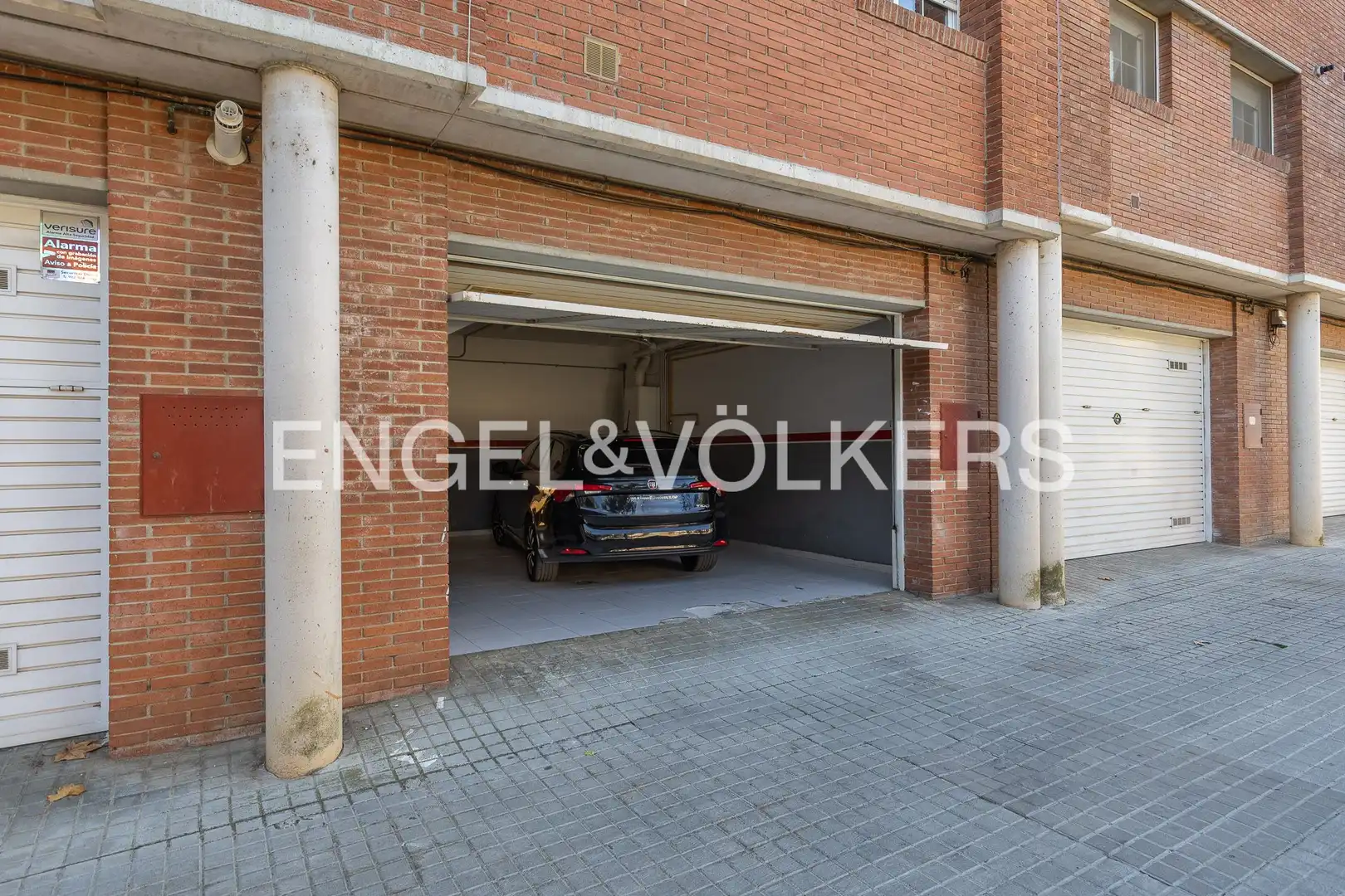 Aparcament de Casa adosada en venda en Sabadell amb Aire condicionat, Calefacció i Jardí privat