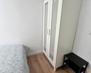 Bedroom of Flat to share in  Madrid Capital  with Heating and Washing machine