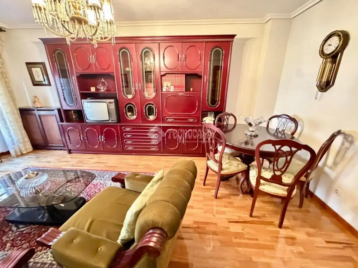Sala d'estar de Pis en venda en León Capital  amb Calefacció, Parquet i Terrassa