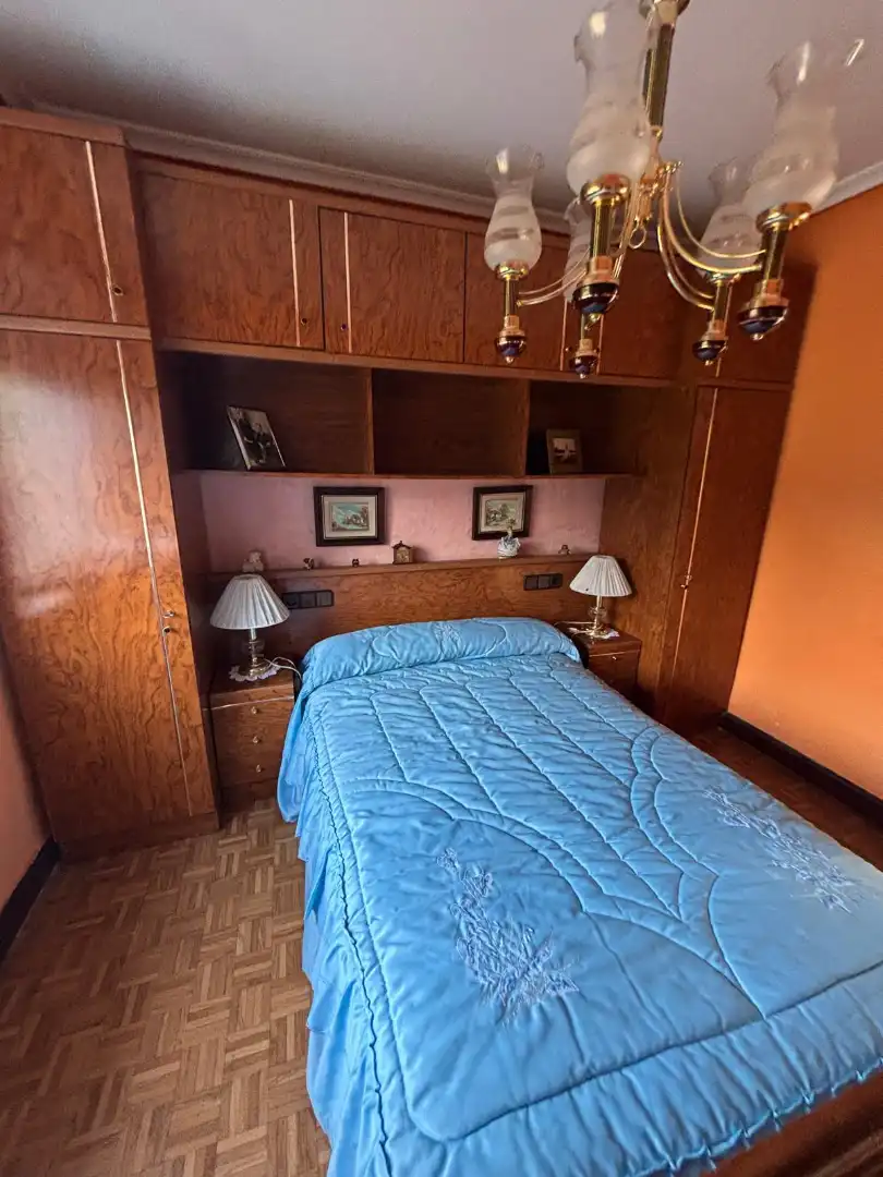 Habitación de Casa adosada en venta en Oviedo  con Calefacción, Jardín privado y Amueblado