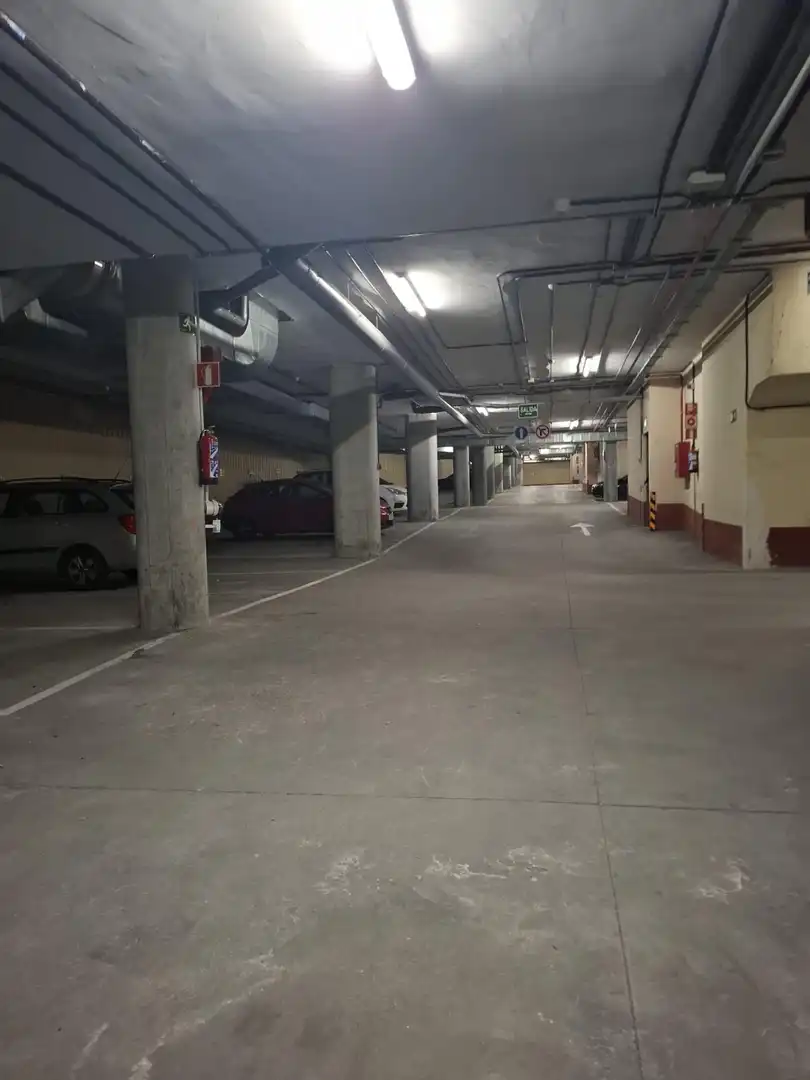 Parkplatz von Gebäude zur Miete in Madrid