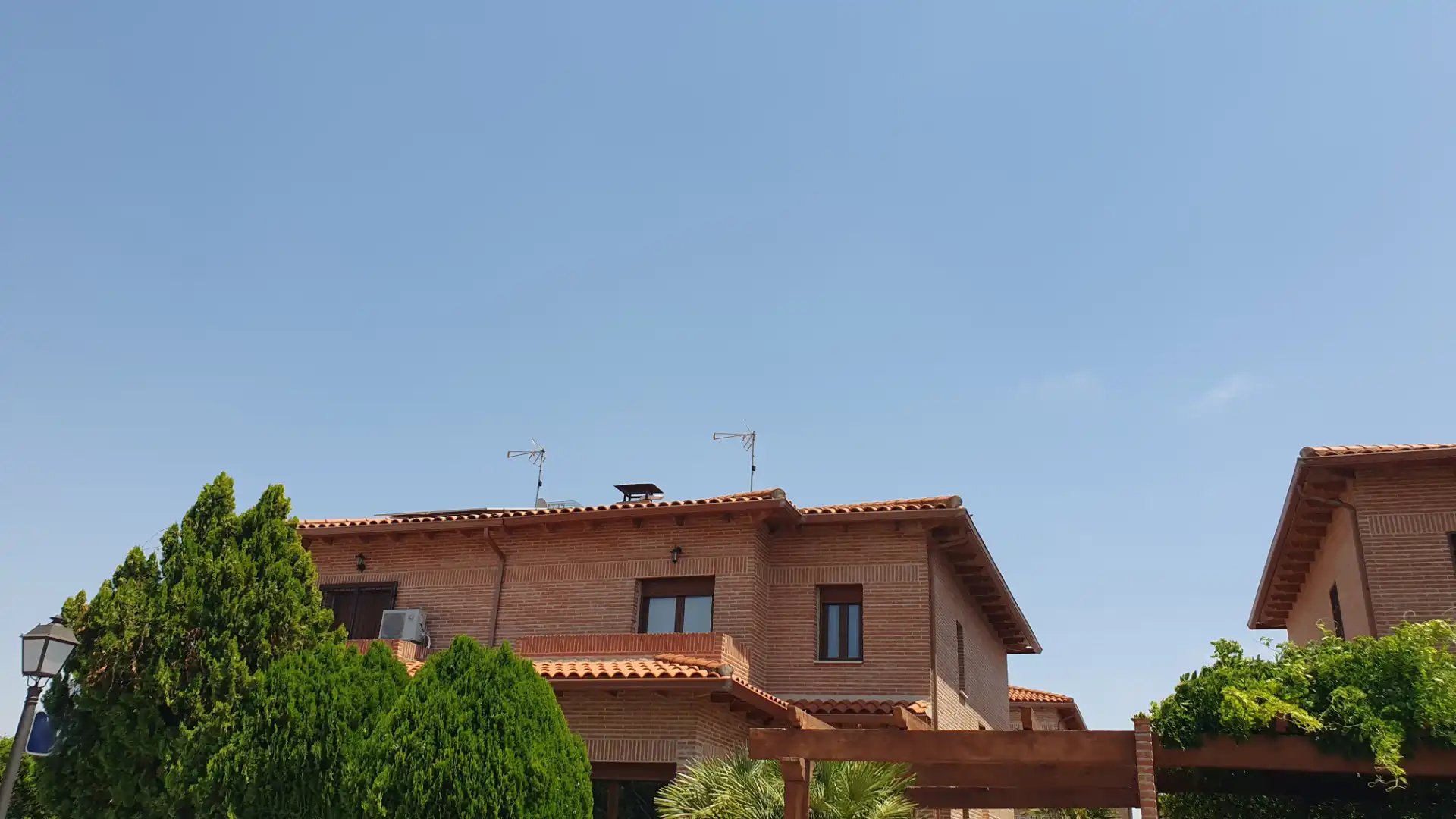 Vista exterior de Casa adosada en venda en Olías del Rey amb Aire condicionat, Calefacció i Jardí privat