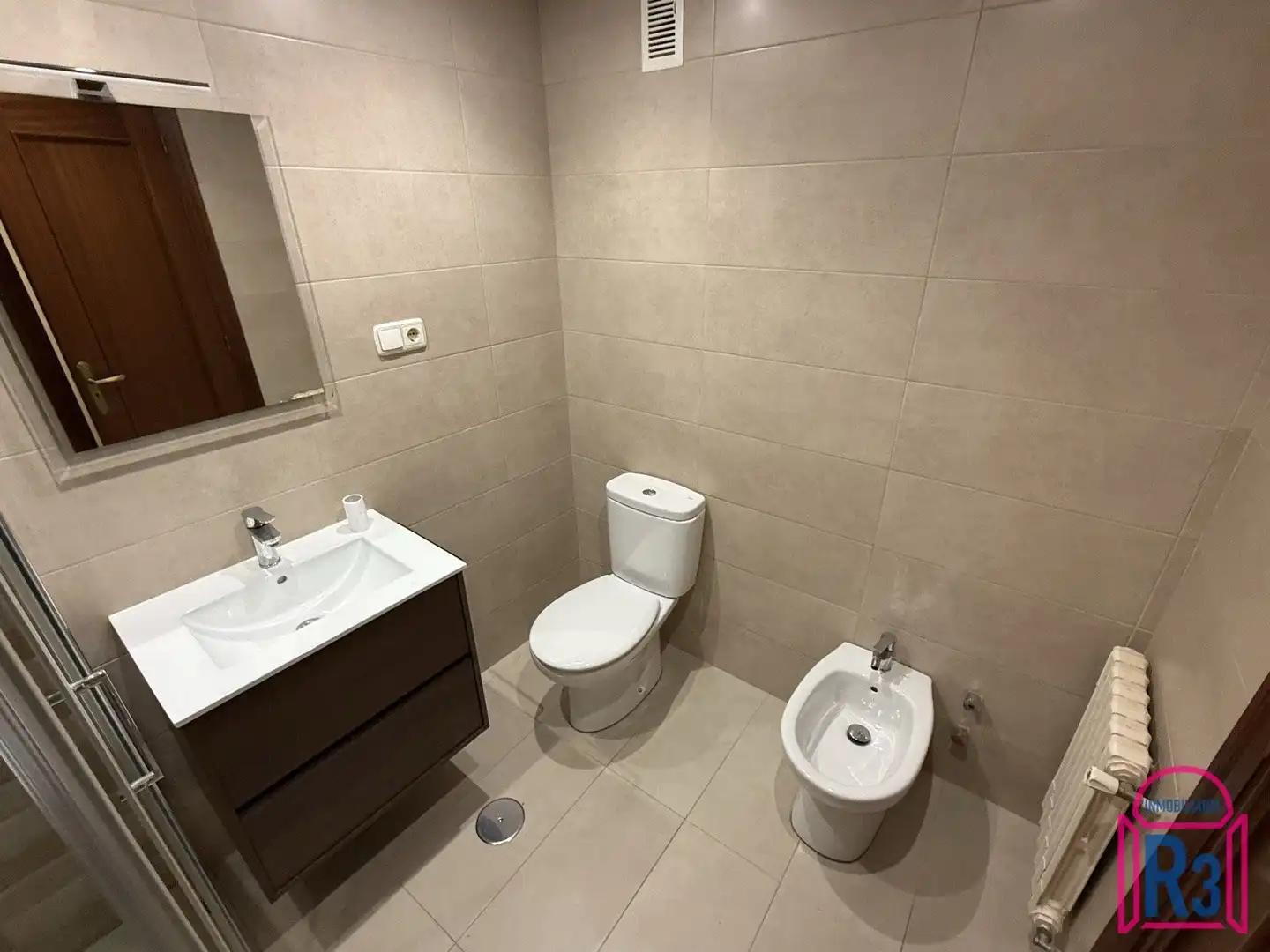 Badezimmer von Wohnung zur Miete in León Capital  mit Heizung, Terrasse und Abstellraum