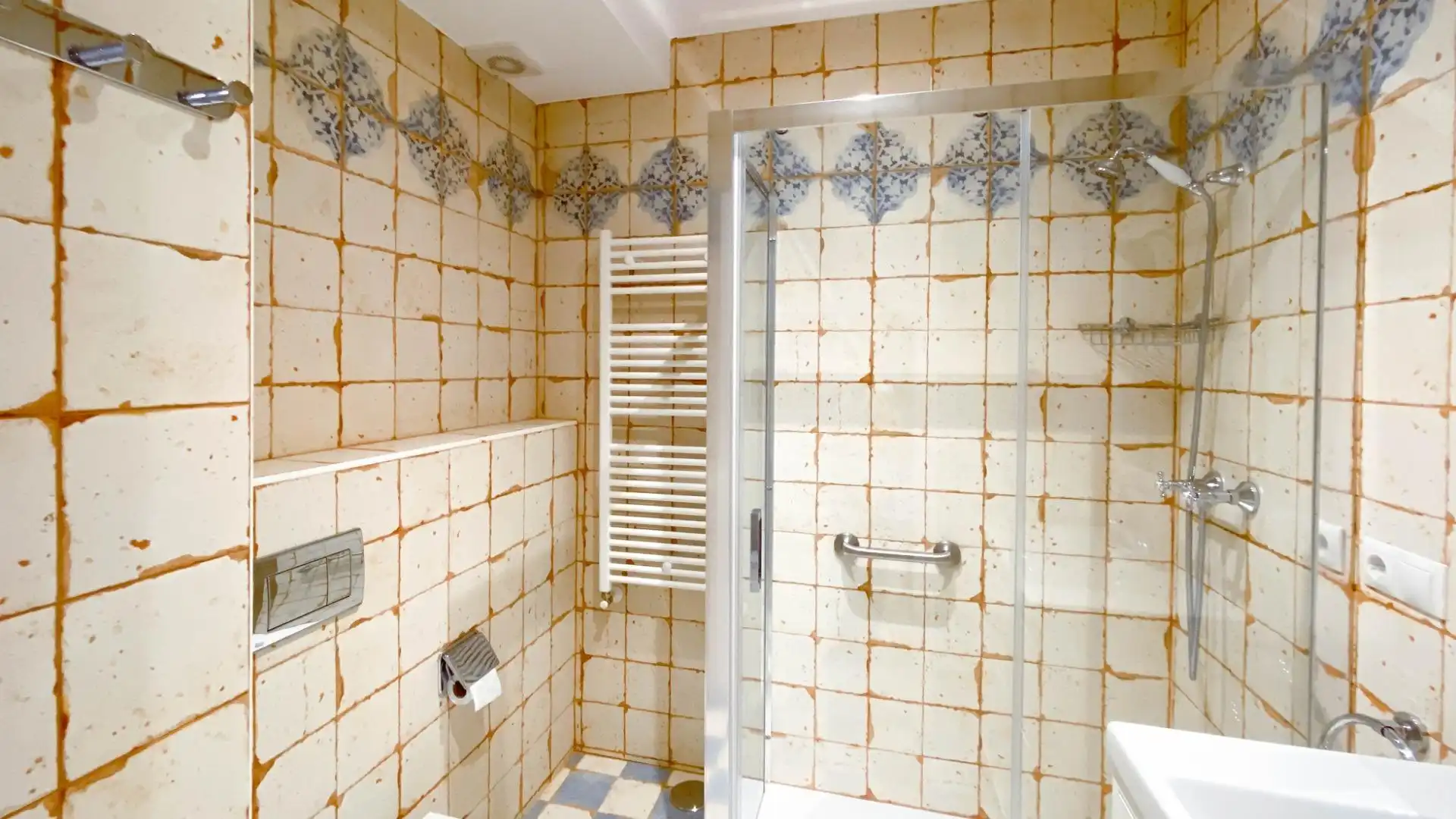 Badezimmer von Erdgeschoss zur Miete in Santander mit Heizung, Terrasse und Möbliert