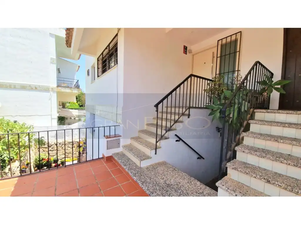 Vista exterior de Dúplex en venta en Estepona con Terraza y Piscina comunitaria