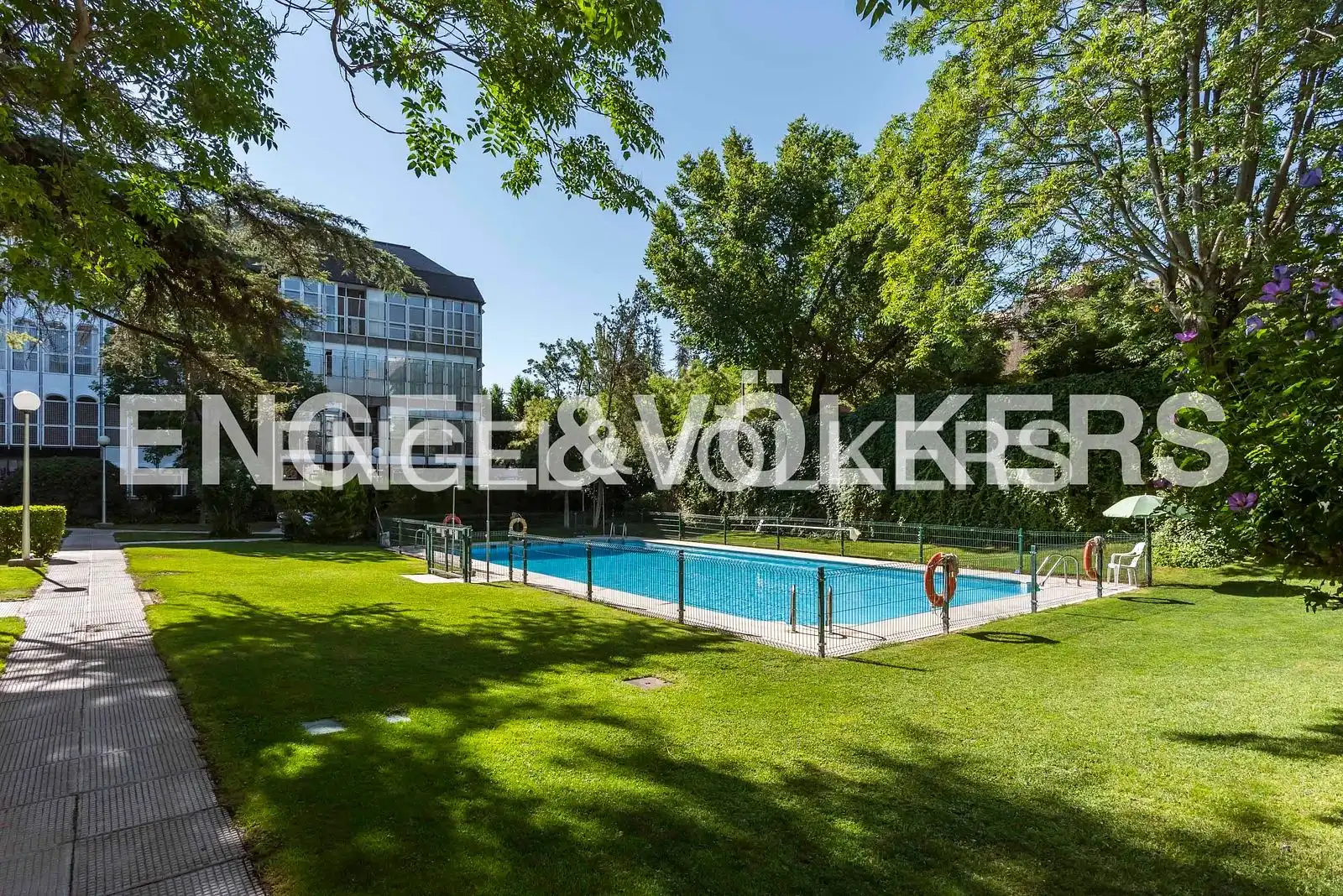 Piscina de Piso en venta en Madrid con Calefacción, Jardín privado y Parquet
