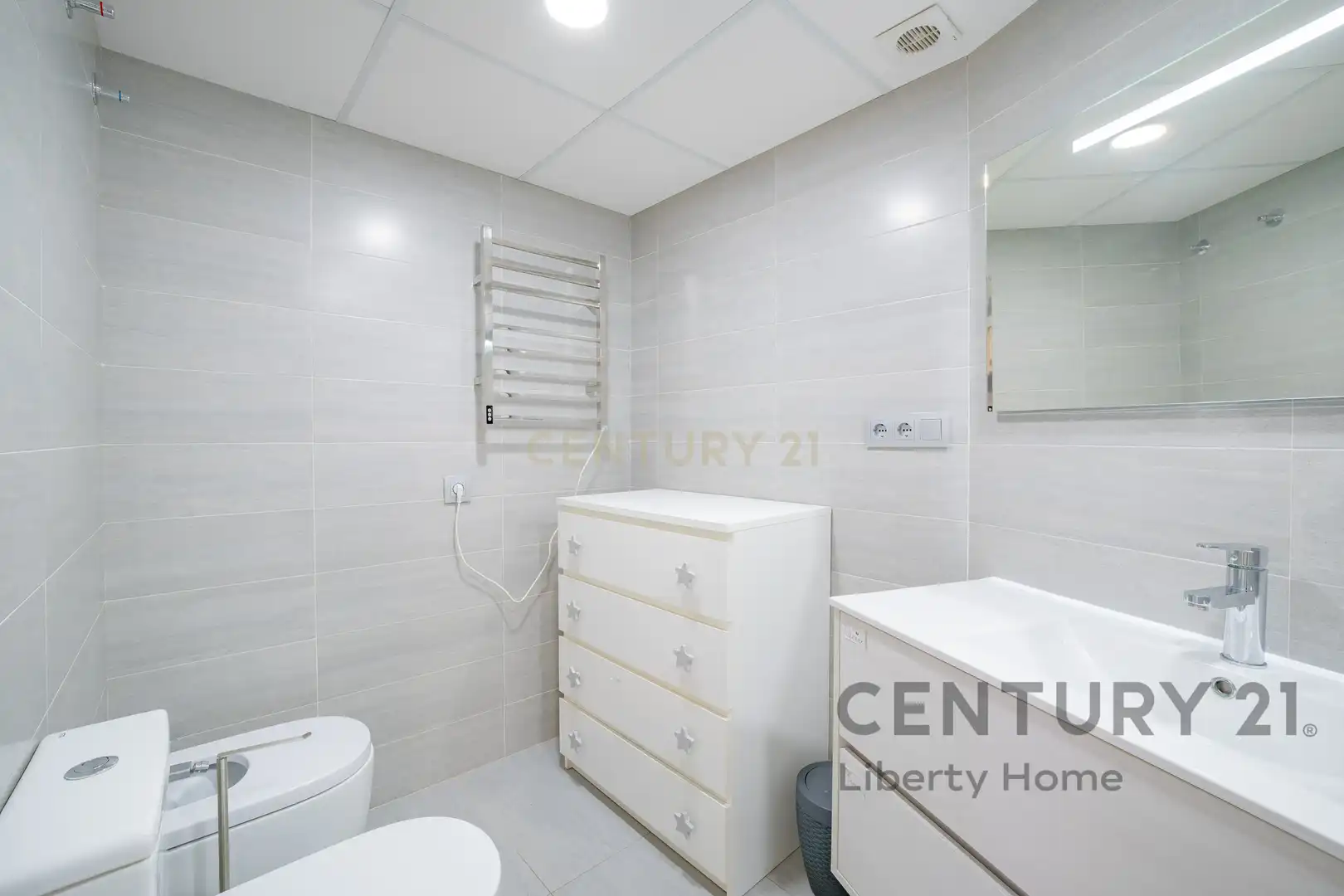 Bathroom of Apartments for rent in Valencia  with Air Conditioner, Private garden and Oven