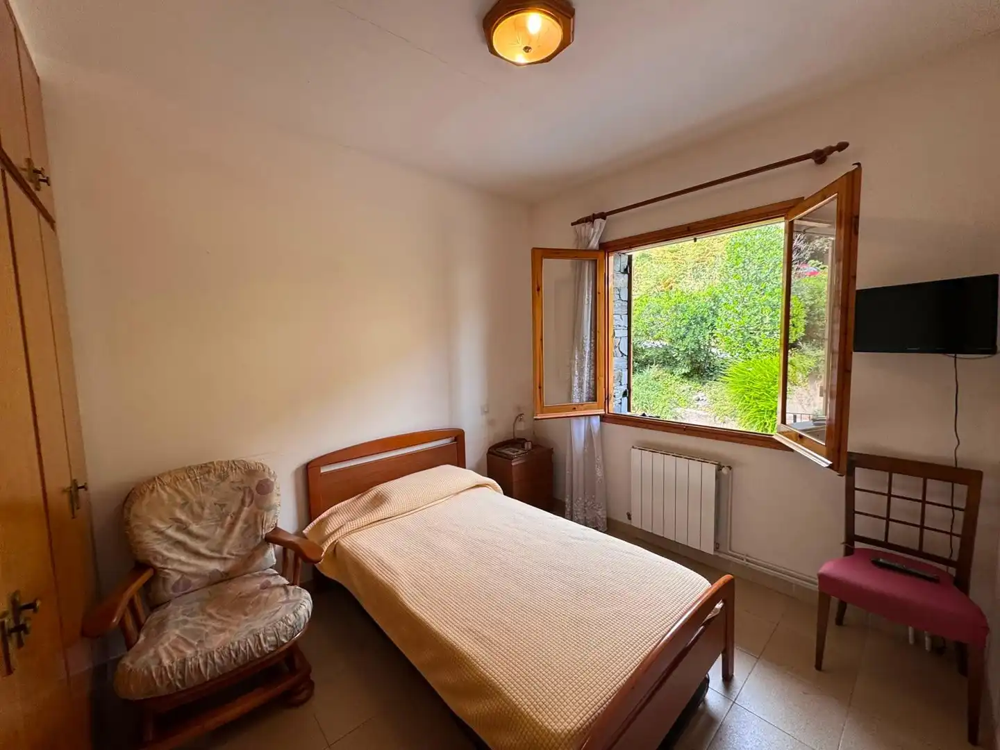 Habitación de Casa adosada en venta en Montseny con Calefacción, Terraza y Balcón