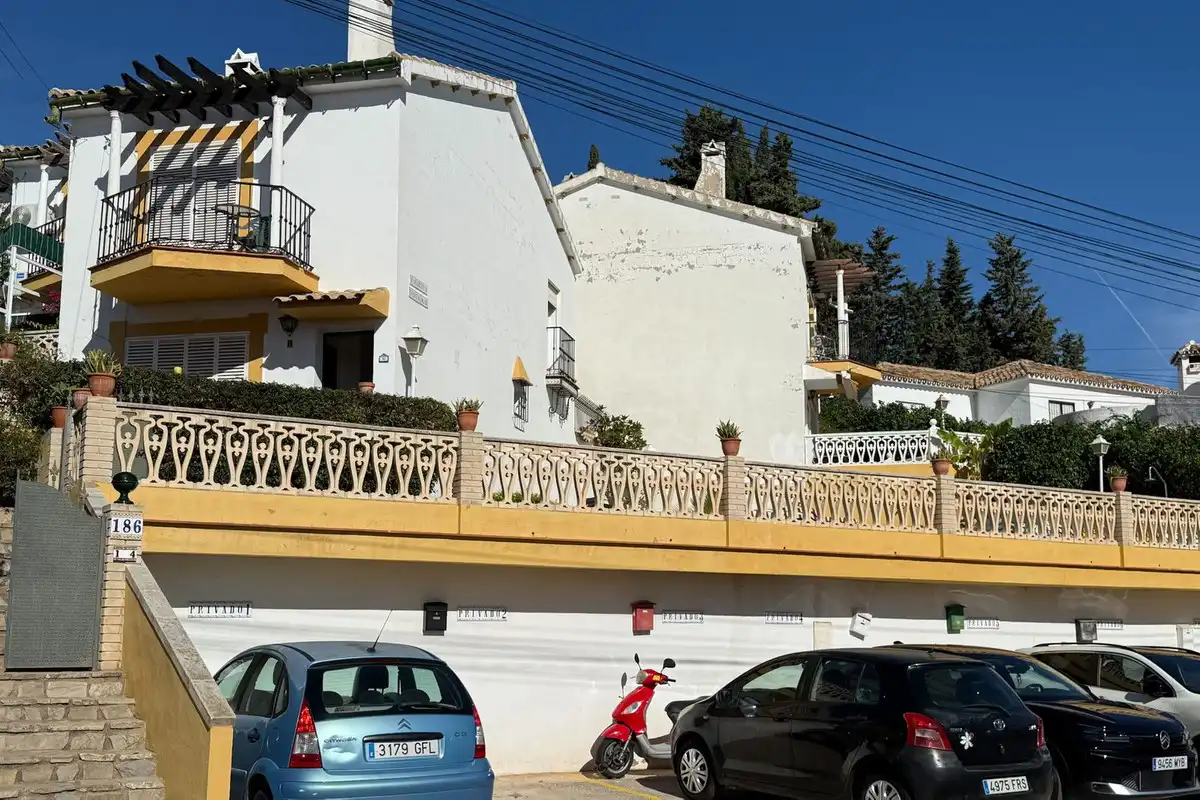 Vista exterior de Casa adosada en venta en Mijas con Terraza y Piscina comunitaria
