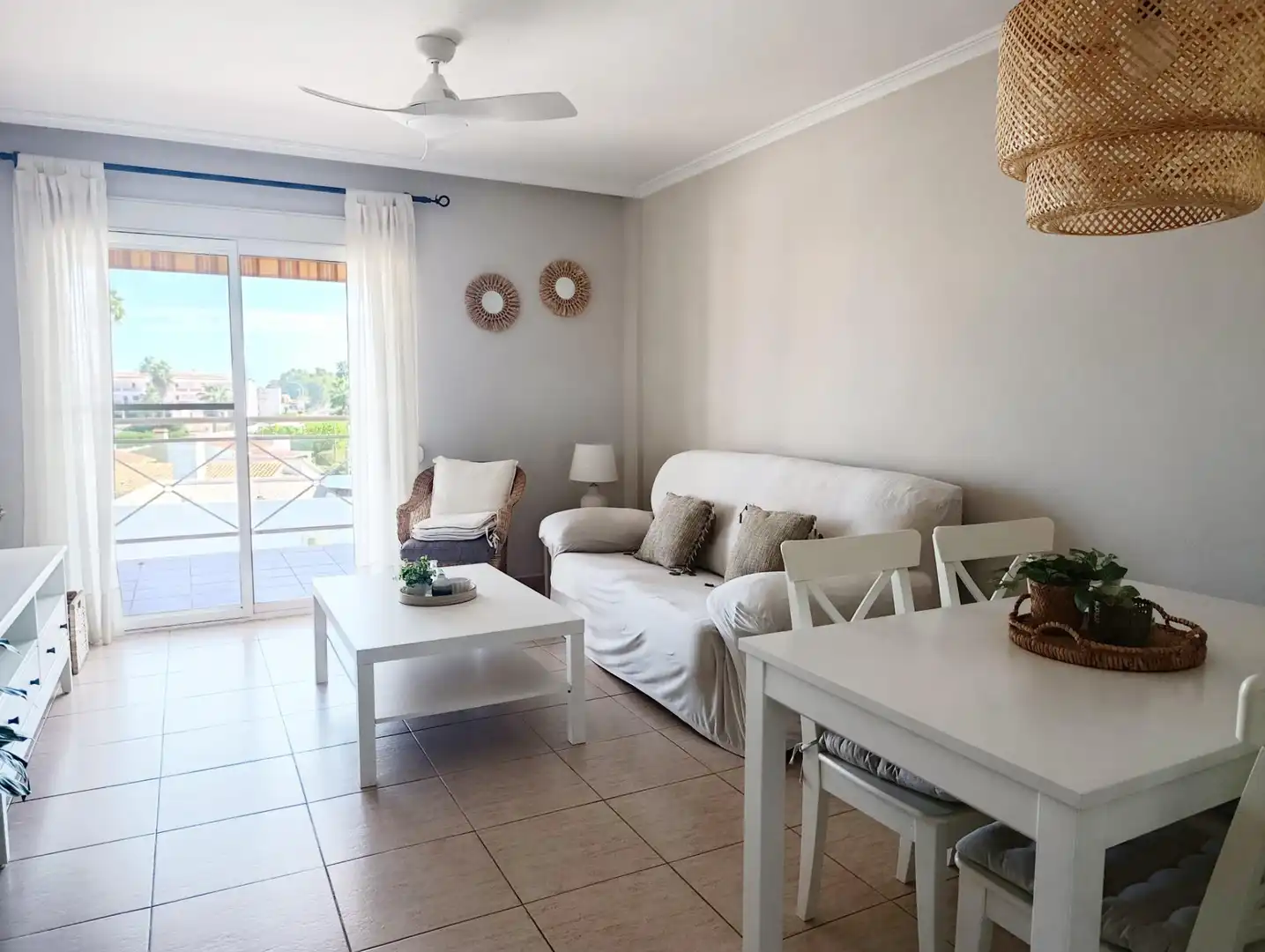 Sala de estar de Apartamento de alquiler en Dénia con Aire acondicionado, Calefacción y Jardín privado