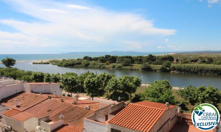 Vista exterior de Apartament en venda en Empuriabrava amb Aire condicionat, Calefacció i Terrassa