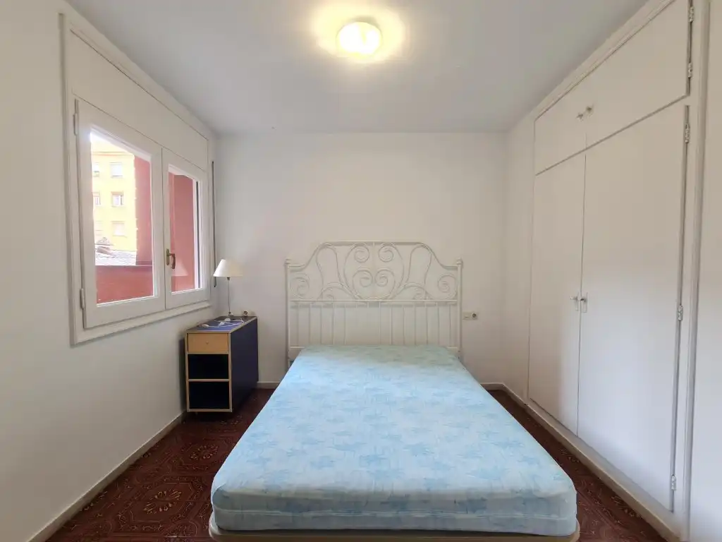 Bedroom of Flat for rent in Girona