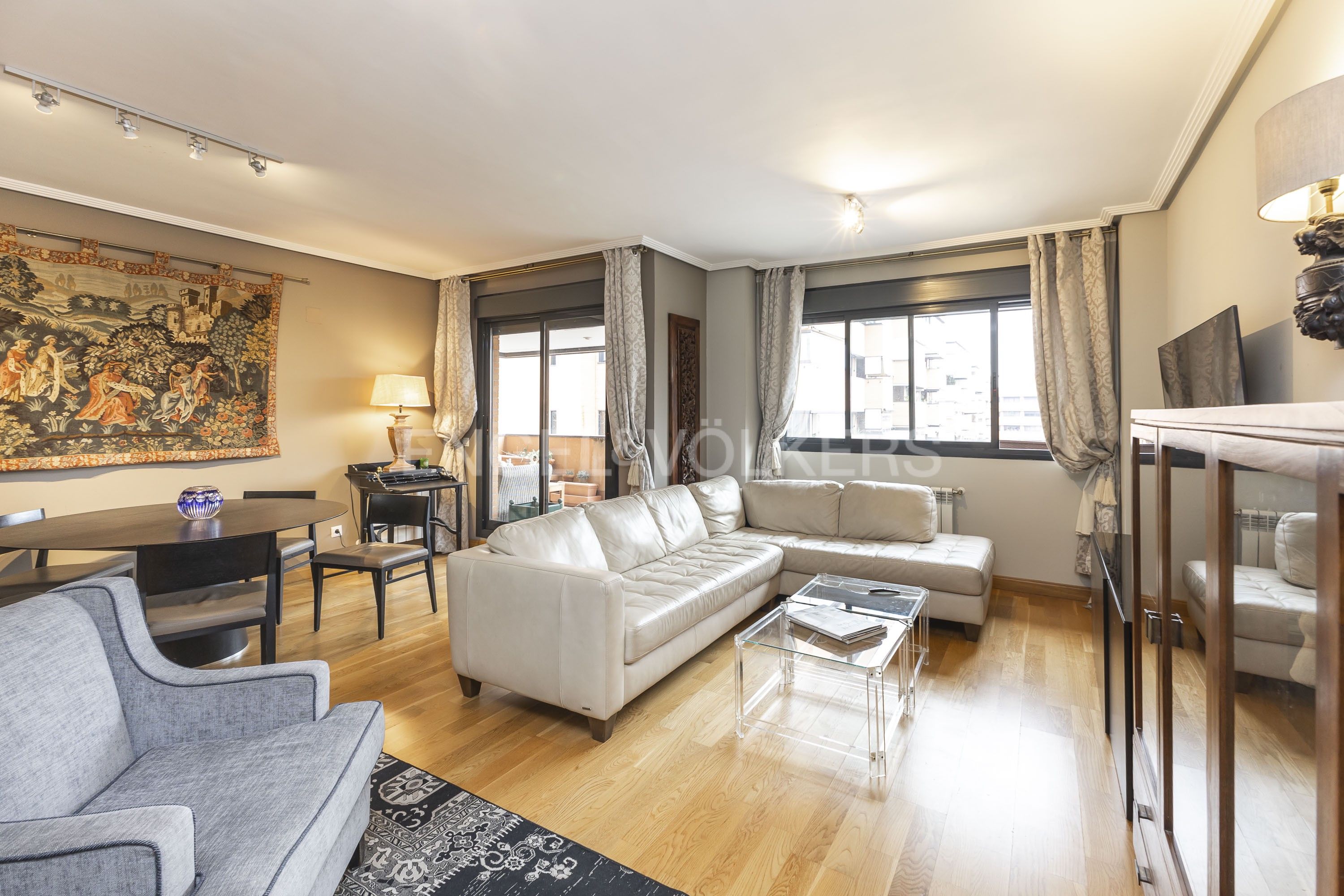 Vista exterior de Apartament de lloguer en San Sebastián de los Reyes amb Aire condicionat, Calefacció i Jardí privat