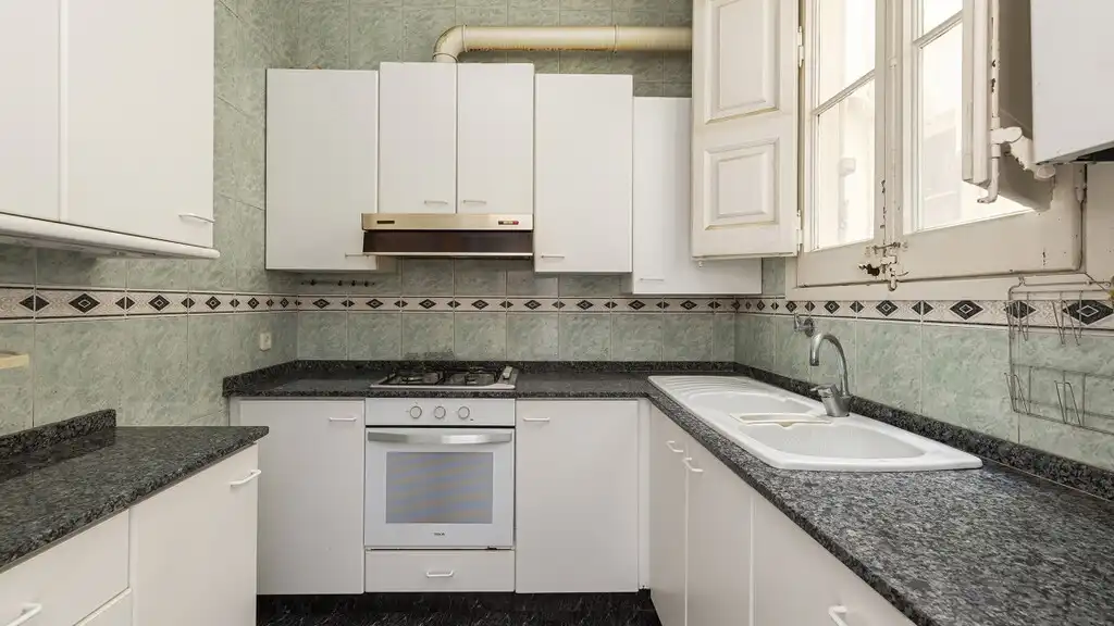 Cuina de Apartament en venda en Barcelona amb Calefacció, Terrassa i Balcó