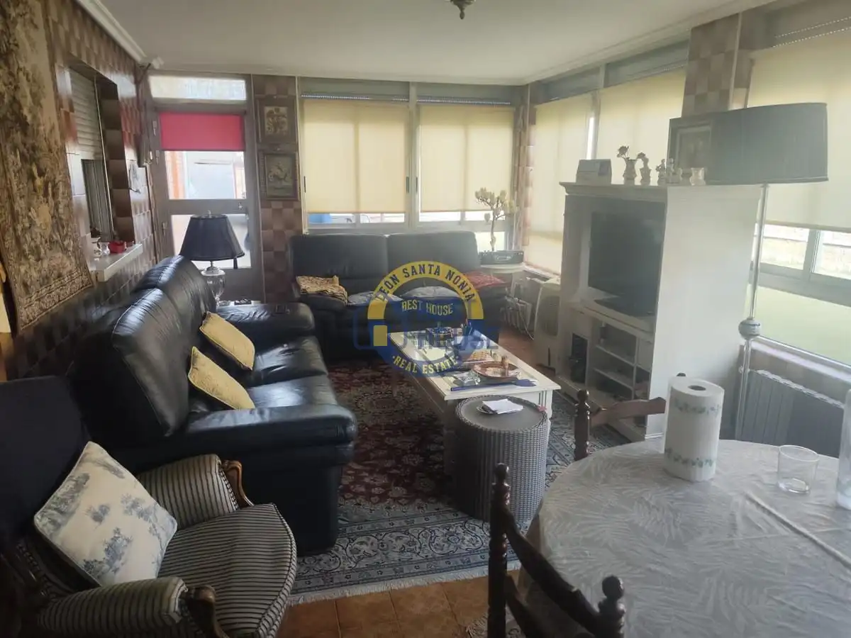 Living room of Houses for sale in Villanueva de las Manzanas, León