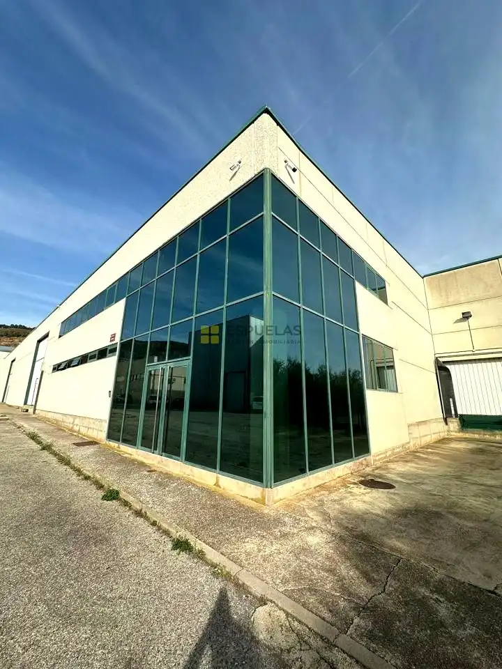 Außenansicht von Fabrikhallen zum Verkauf in Quel