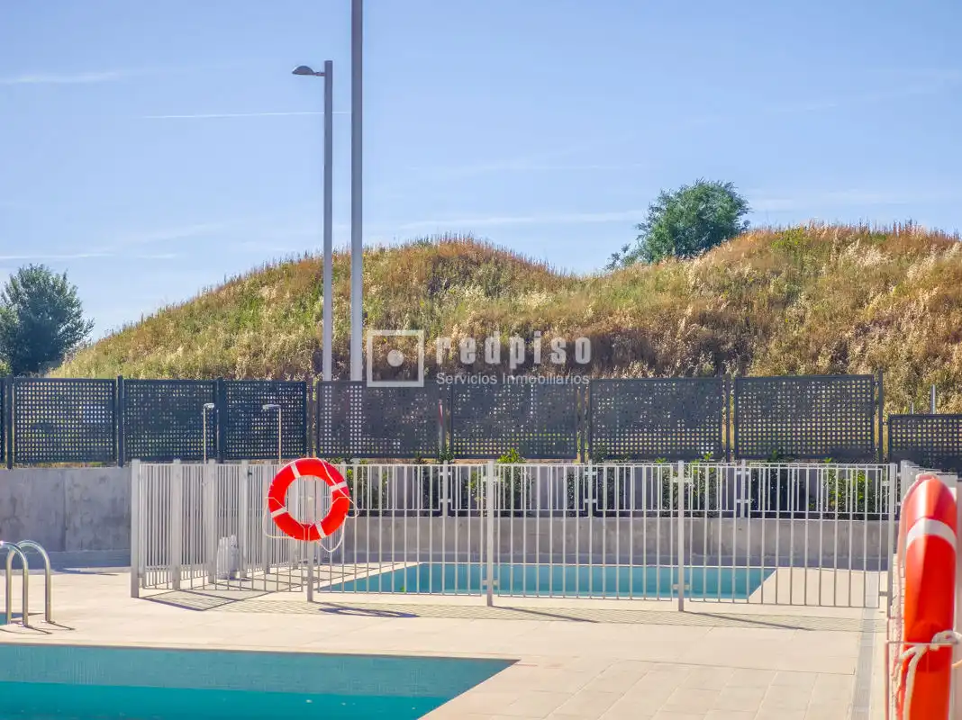 Piscina de Piso en venta en Madrid con Aire acondicionado, Calefacción y Jardín privado