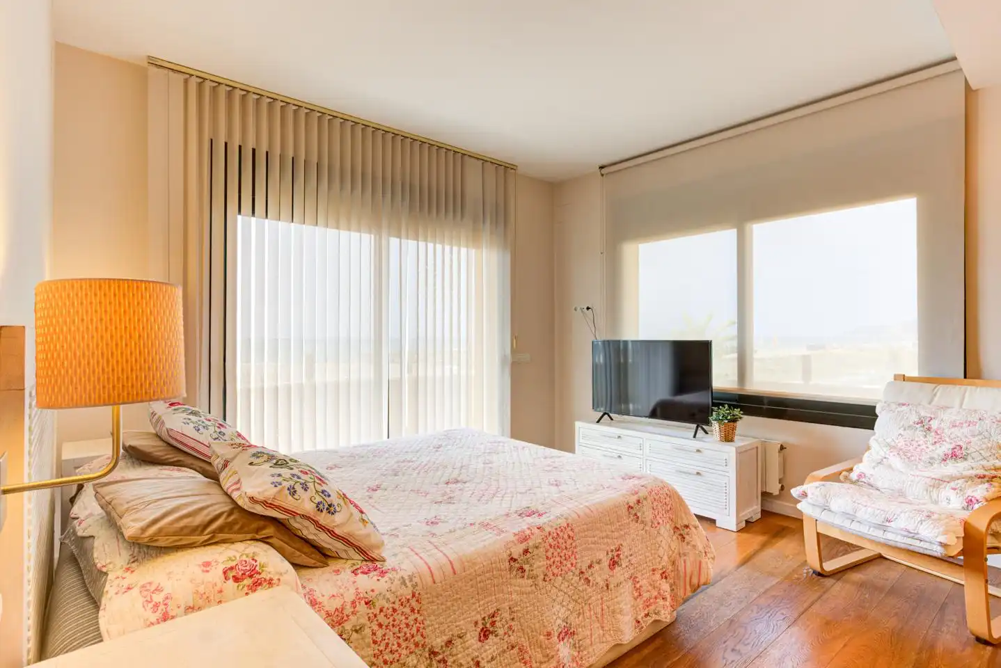 Schlafzimmer von Haus oder Chalet zum Verkauf in Castelldefels mit Klimaanlage, Heizung und Privatgarten