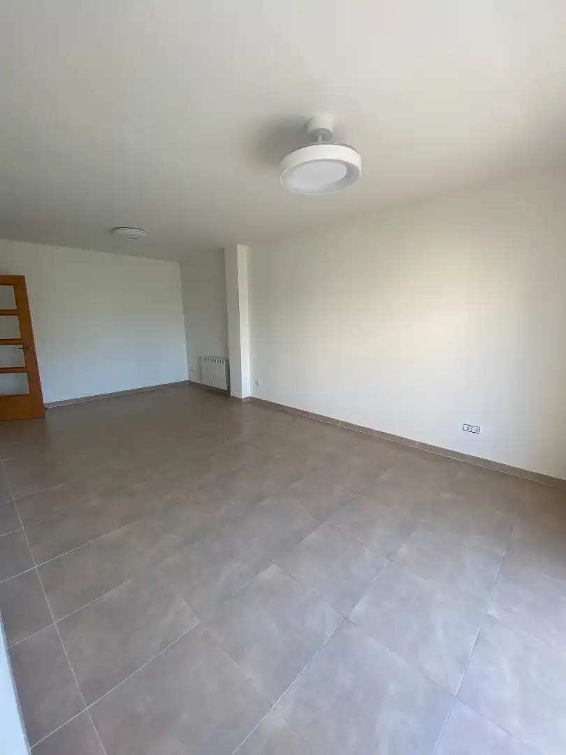 Wohnung zur Miete in Tordera mit Klimaanlage, Heizung und Ofen