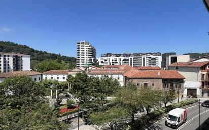 Außenansicht von Wohnung zum verkauf in Lasarte-Oria mit Balkon