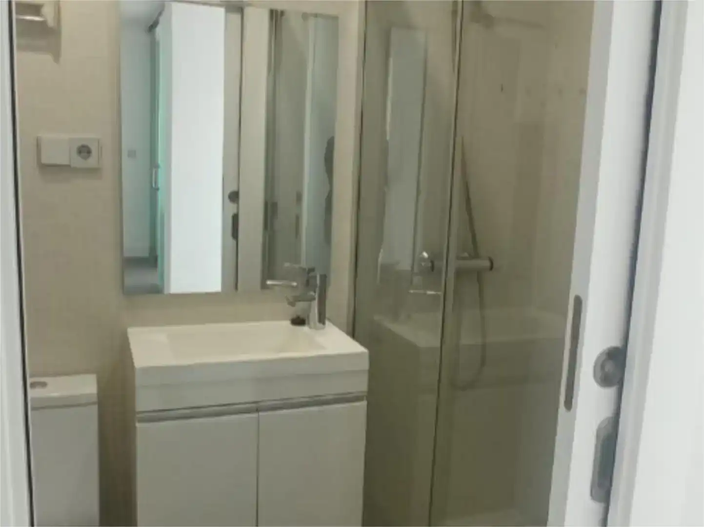 Baño de Ático de alquiler en Madrid con Aire acondicionado