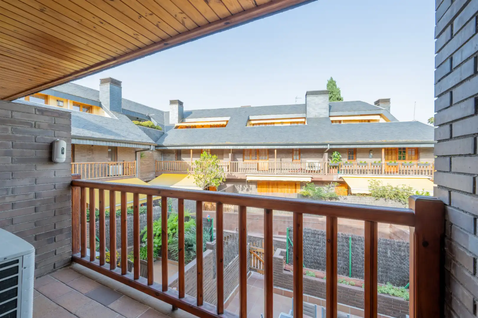 Terrassa de Casa adosada en venda en Sant Cugat del Vallès amb Calefacció, Jardí privat i Parquet