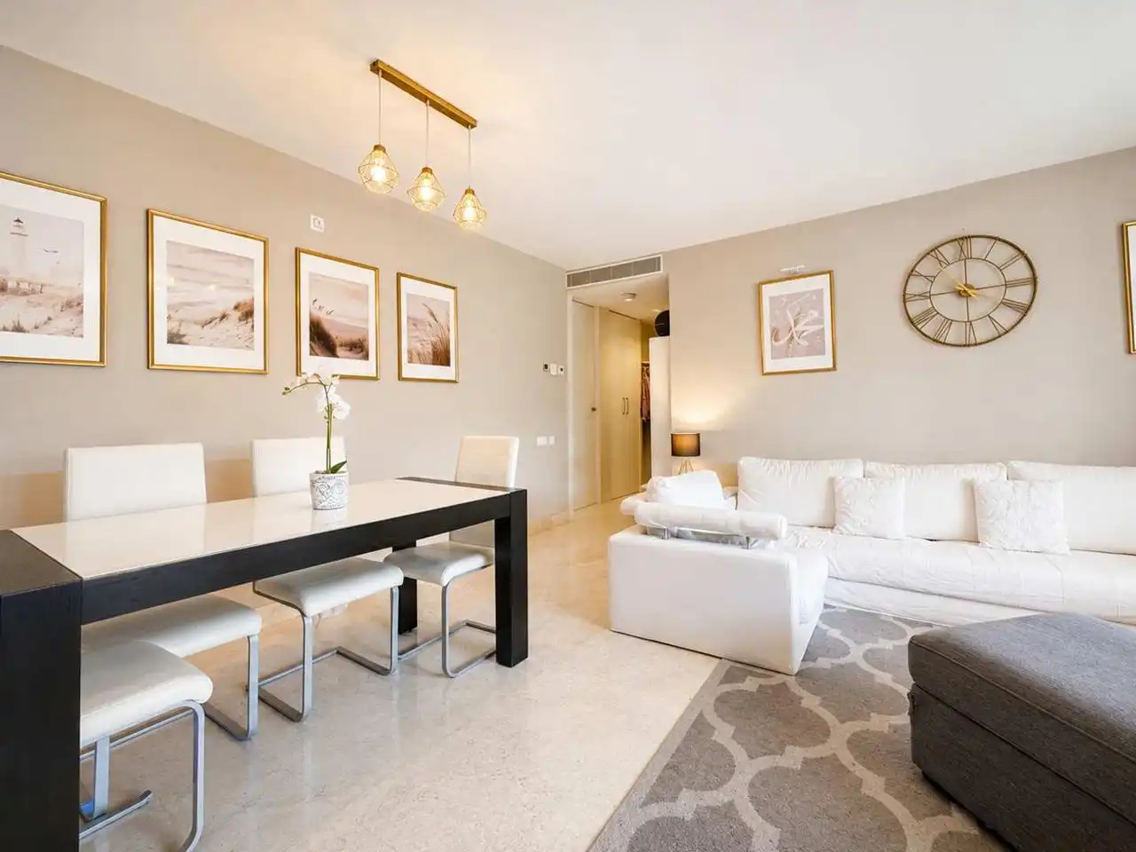 Wohnzimmer von Wohnungen zum Verkauf in Manilva mit Klimaanlage, Heizung und Terrasse