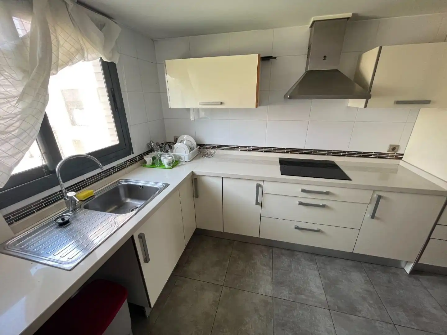 Cocina de Apartamento en venta en Alicante / Alacant con Aire acondicionado, Calefacción y Jardín privado