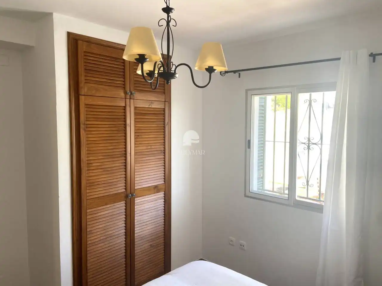 Dormitori de Finca rústica de lloguer en Árchez amb Aire condicionat i Piscina