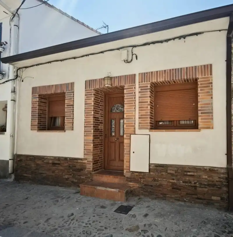 Vista exterior de Casa o xalet en venda en El Espinar amb Calefacció i Jardí privat