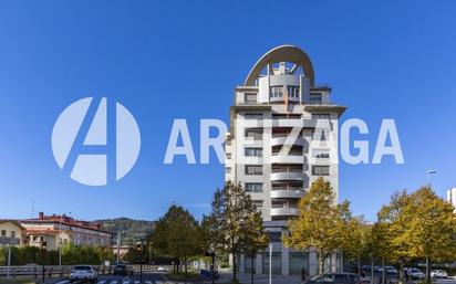Vista exterior de Pis en venda en Donostia - San Sebastián  amb Terrassa i Balcó