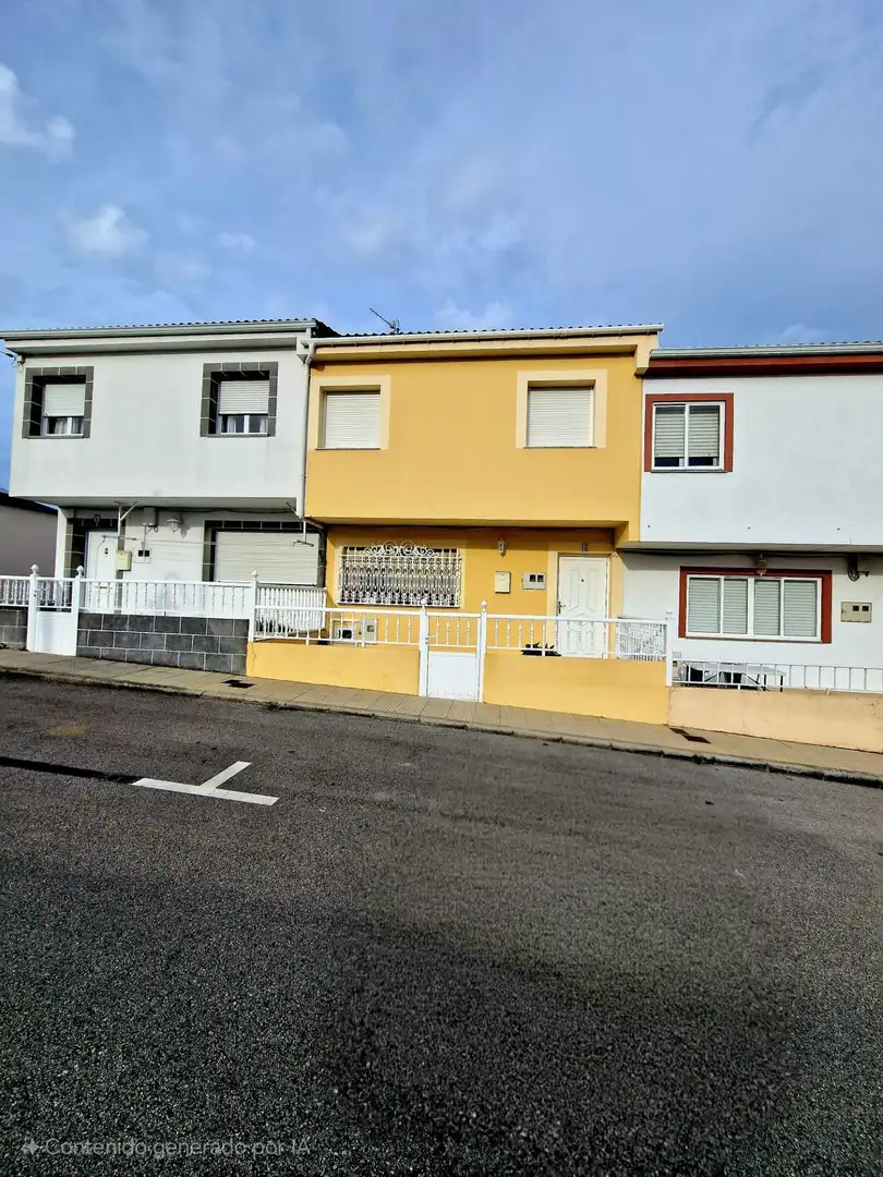 Vista exterior de Casa adosada en venda en Ribadeo amb Calefacció, Jardí privat i Terrassa