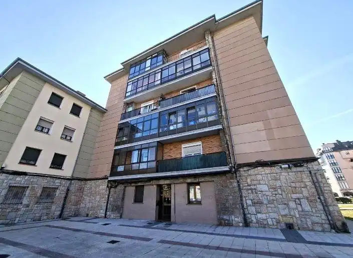 Vista exterior de Piso en venta en Oviedo 