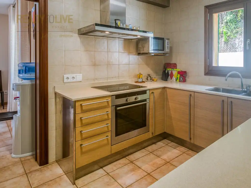 Küche von Einfamilien-Reihenhaus zum Verkauf in Alcúdia mit Klimaanlage, Privatgarten und Terrasse