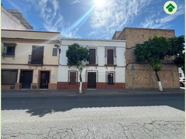Casa con balcón en venta en Las Cabezas de San Juan