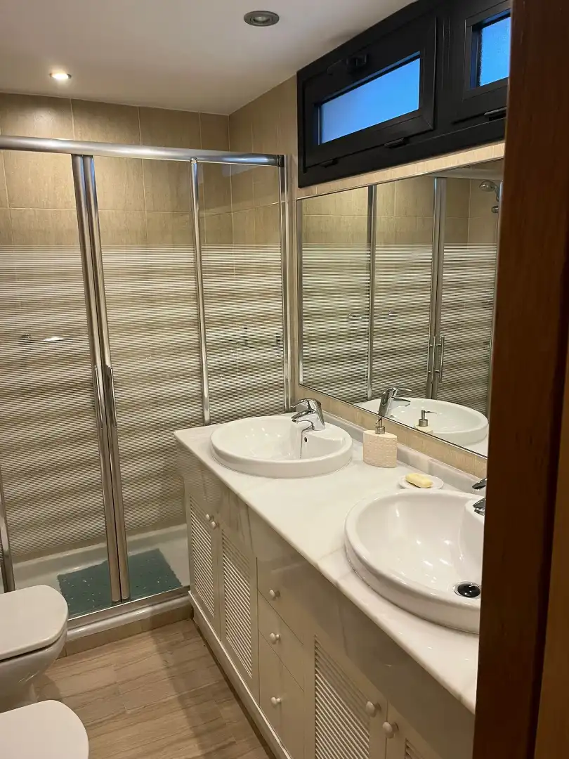 Badezimmer von Wohnung zur Miete in Córdoba mit Klimaanlage, Heizung und Ofen
