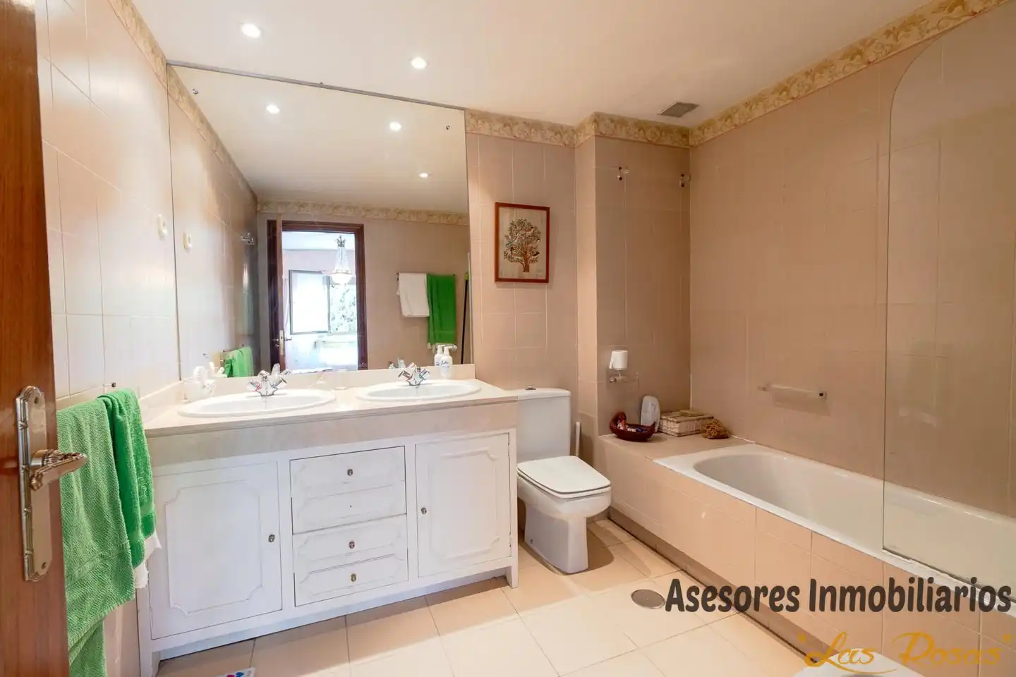 Badezimmer von Einfamilien-Reihenhaus zum Verkauf in Madrid mit Klimaanlage, Heizung und Privatgarten