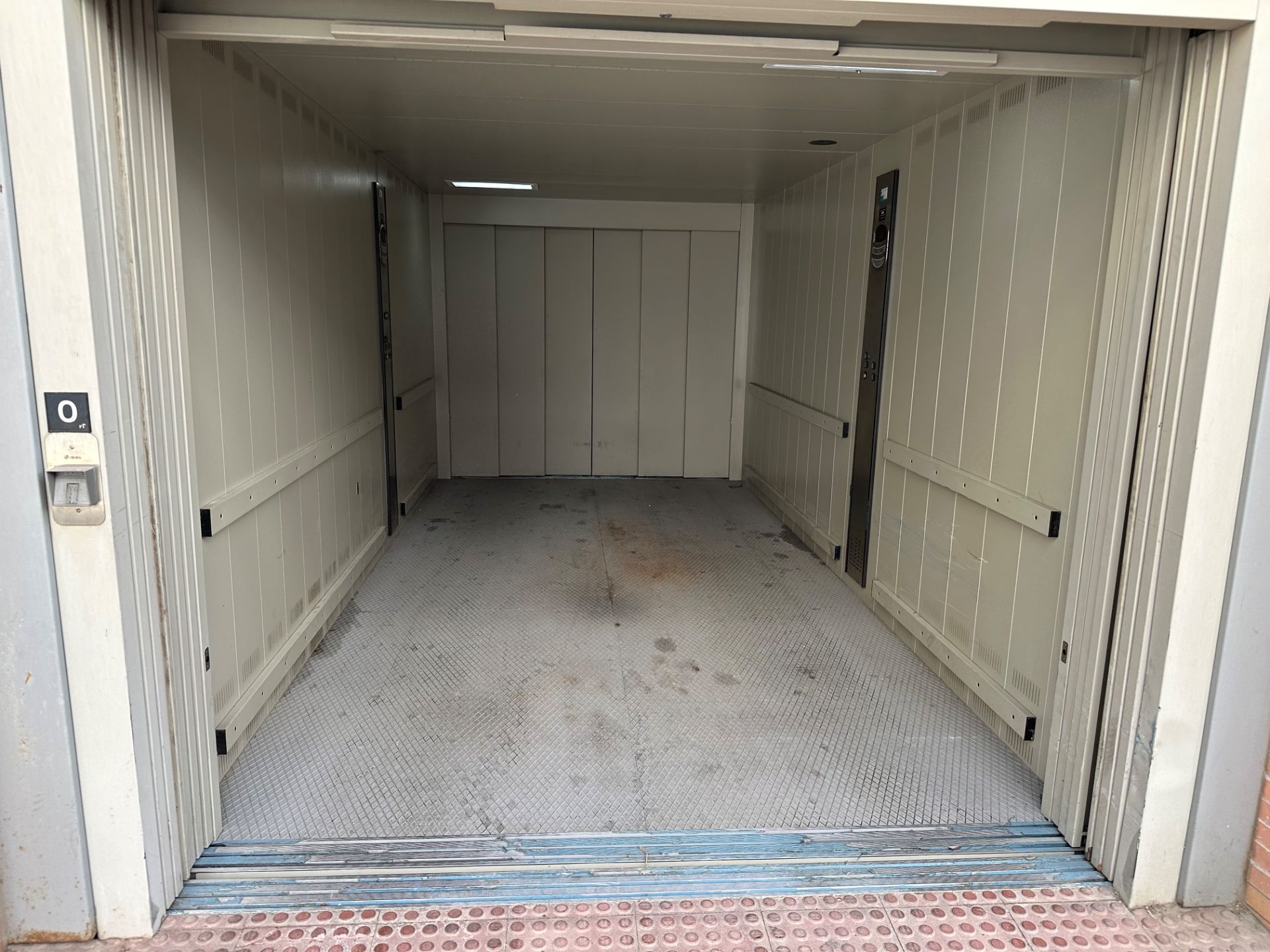 Box room for sale in  Granada Capital