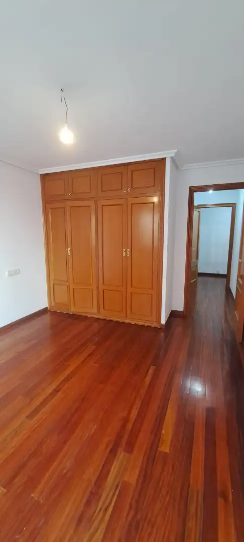 Dormitori de Pis en venda en Ourense Capital  amb Parquet, Traster i Forn