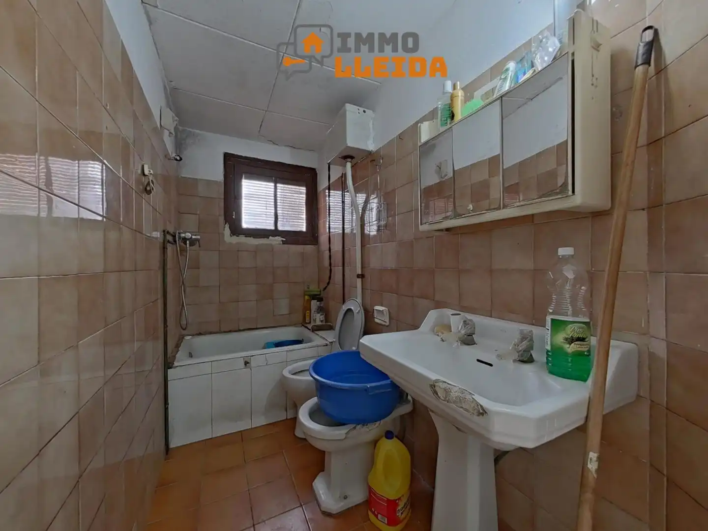 Baño de Casa adosada en venta en Bellpuig con Jardín privado, Terraza y Trastero