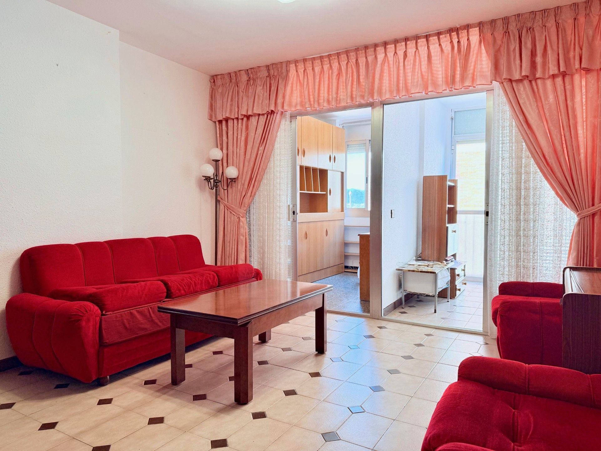 Sala d'estar de Pis en venda en Sant Feliu de Llobregat amb Forn