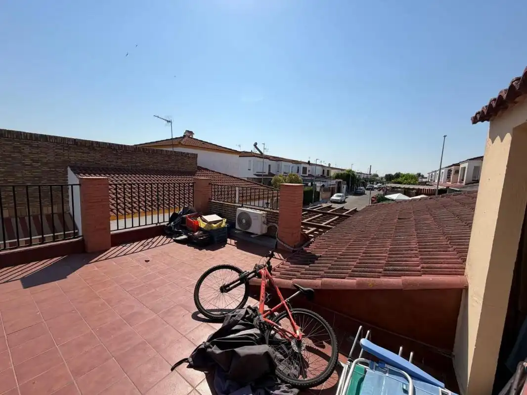 Vista exterior de Casa adosada en venda en Dos Hermanas amb Aire condicionat, Calefacció i Terrassa